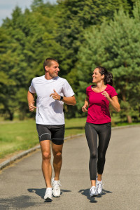 Intensives Joggen ist gut für die Ausdauer und das Herz-Kreislauf-System - aber auch eine Belastung für den Bewegungsapparat. Foto: djd/CH-Alpha Sport/Fotolia-CandyBox Images